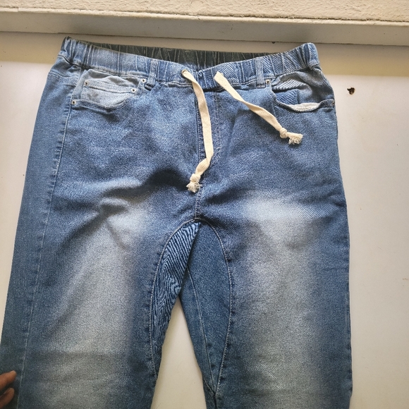 VICTORIOUS LOS ANGELES - Picture 2 of 4